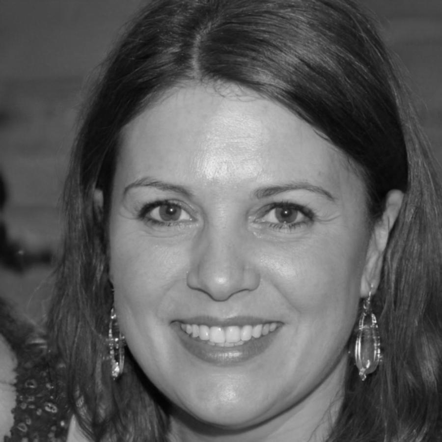Dr. Anna Schneider - Compliance und Regulatorik